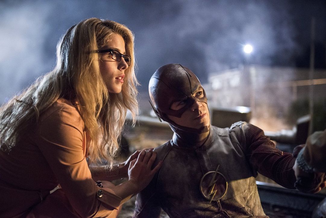 Im Kampf gegen Captain Cold bekommt Barry alias The Flash (Grant Gustin, r.) Unterstützung von Felicity (Emily Bett Rickards, l.) ... - Bildquelle: Warner Brothers.