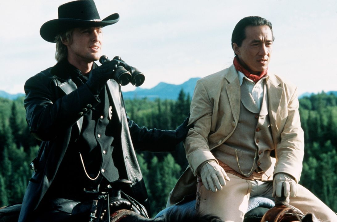 "East meets West": Ohne Kenntnis von Sprache und Gepflogenheiten seiner Umgebung stolpert Chong Wang (Jackie Chan, r.) planlos zur Rettung der Prinz... - Bildquelle: SPYGLASS ENTERTAINMENT GROUP, LP