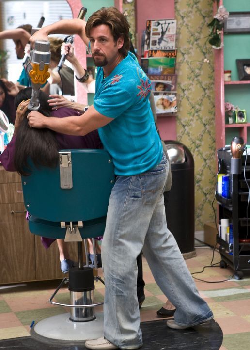 Obwohl Zohan (Adam Sandler) wild entschlossen ist, sein altes Leben als Eliteagent endgültig hinter sich zu lassen, muss er bald feststellen, dass... - Bildquelle: 2008 Columbia Pictures Industries, Inc. and Beverly Blvd LLC. All Rights Reserved.