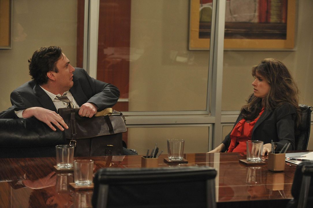 Seit kurzem ist Jenkins (Amanda Peet, r.) in der Abteilung angestellt, in welcher auch Marshall (Jason Segel, l.) arbeitet. Marshall ist von Jenkins... - Bildquelle: 20th Century Fox International Television