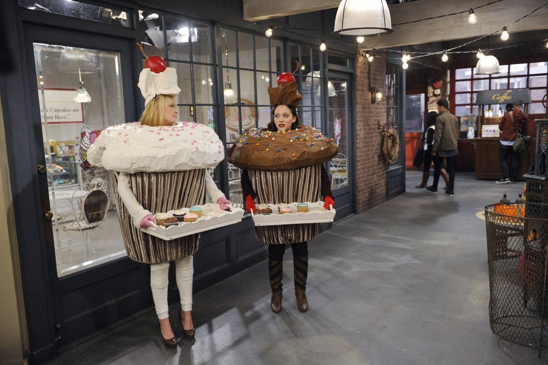 Eine bessere Werbestrategie als die von Max (Kat Dennings, r.) und Caroline (Beth Behrs, l.) kann es doch gar nicht geben, oder? - Bildquelle: Warner Brothers