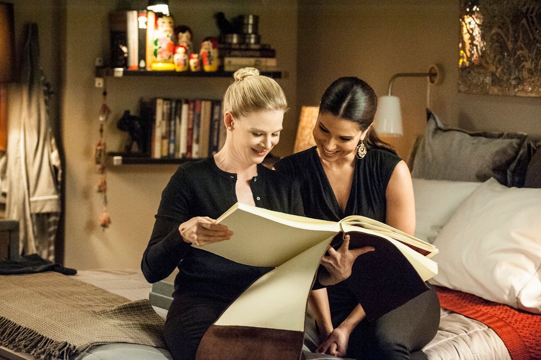 Während Carmen (Roselyn Sanchez, r.) hinter Odessas (Melinda Page Hamilton, l.) Geheimnis kommt, versucht Rosie, an die DVD über Flora zu gelangen .... - Bildquelle: ABC Studios