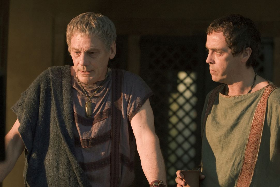 Gerade als Quintus Batiatus (John Hannah, r.) dabei ist, sich in höchsten gesellschaftlichen Kreisen zu etablieren, kehrt sein Vater, Titus Batiatu... - Bildquelle: 2010 Starz Entertainment, LLC