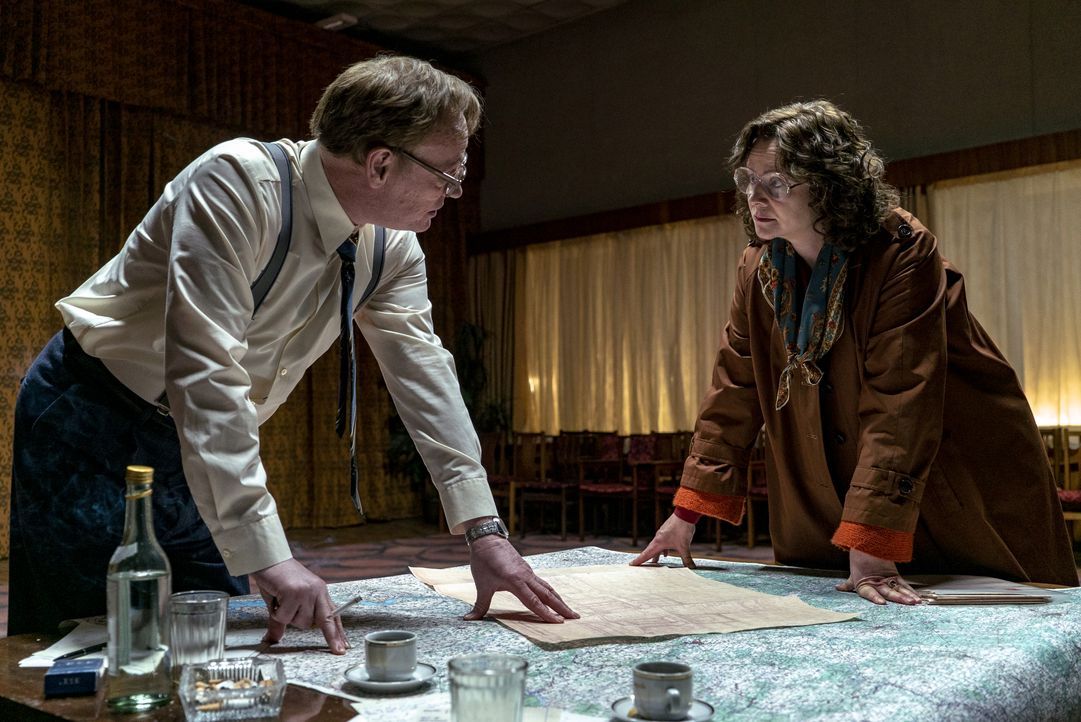 Waleri Legassow (Jared Harris, l.); Ulana Chomjuk (Emily Watson, r.) - Bildquelle: Sky UK Ltd/HBO