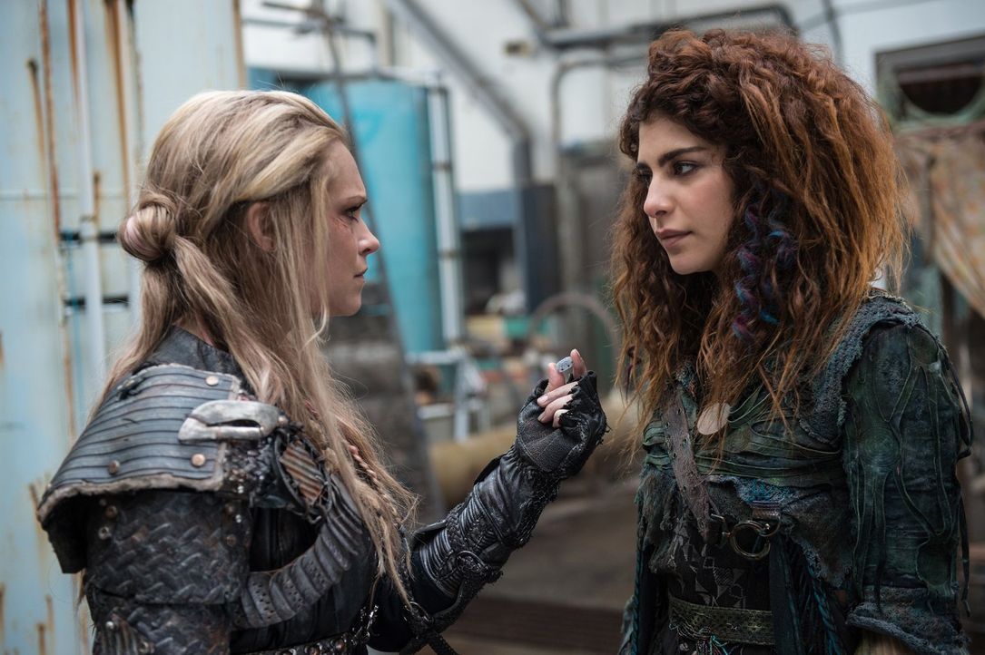 Verzweifelt versucht Clarke (Eliza Taylor, l.), Luna (Nadia Hilker, r.) davon zu überzeugen der nächste Kommander zu werden, doch Luna weigert sich... - Bildquelle: 2014 Warner Brothers