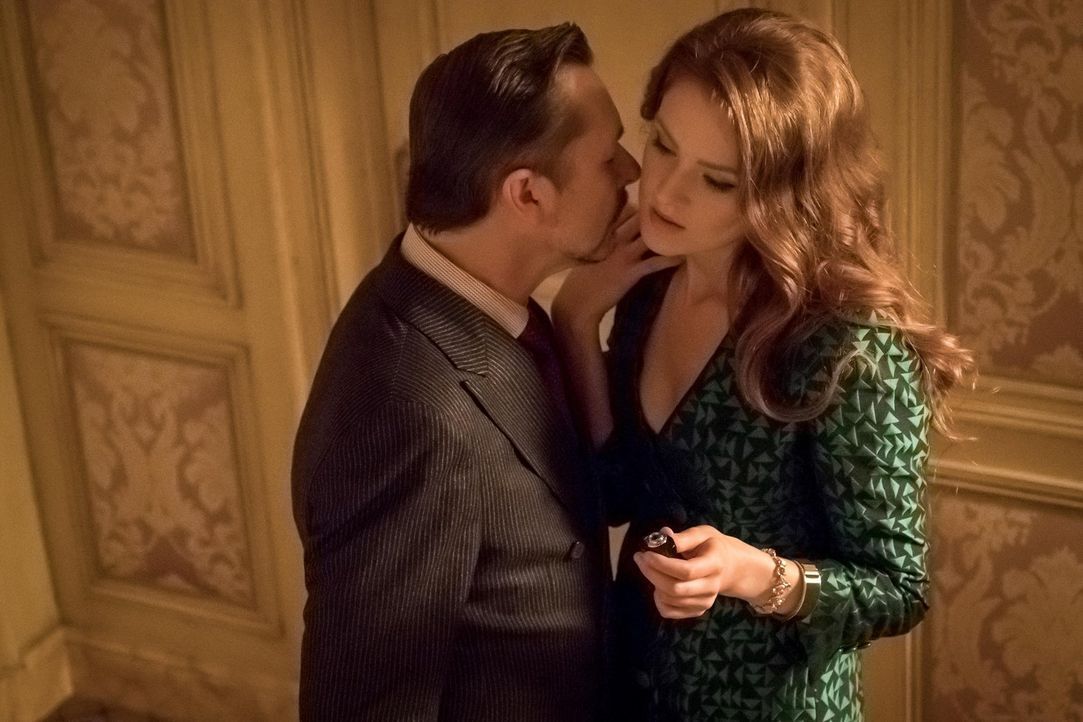 Ein Amulett, dass Ivy (Maggie Geha, r.) dem Antiquitätenhändler Anton (Jeremy Crutchley, l.) geklaut hat, sorgt für Aufregung bei ihr und Selina ...... - Bildquelle: Warner Brothers