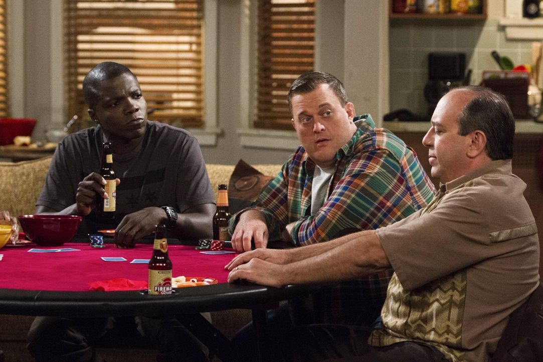 Mike (Billy Gardell, M.) hält eine Pokerrunde mit seinen Freunden ab, welche darin endet, dass Carl (Reno Wilson, l.) und  Vince (Louis Mustillo, r.... - Bildquelle: Warner Brothers