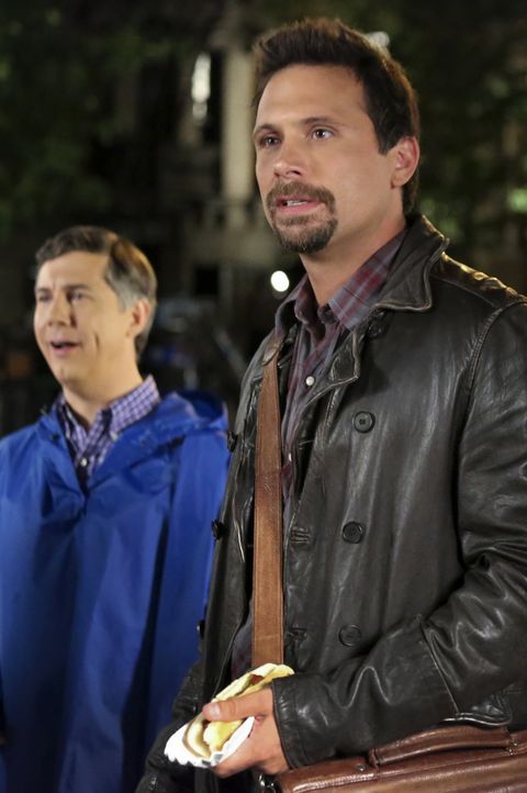 Ein ganz besonderer Trip nach New York wartet auf George (Jeremy Sisto, r.) und Fred (Chris Parnell, l.) ... - Bildquelle: Warner Bros. Television