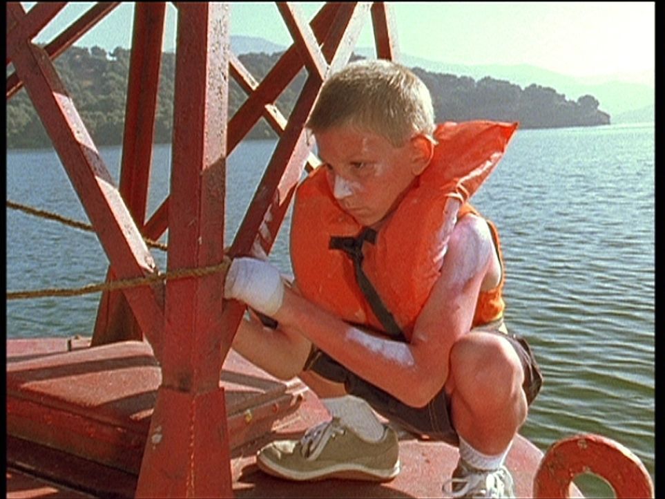 Dewey (Erik Per Sullivan) wurde auf einer Boje ausgesetzt, damit er die anderen Jungs nicht stört. - Bildquelle: TM +   Twentieth Century Fox Film Corporation. All Rights Reserved.