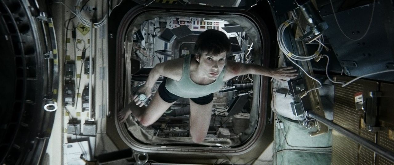 Odyssee im Weltraum: Als ihr Shuttle von Trümmerteilen zerstört wird, muss Ryan (Sandra Bullock), die sich auch noch auf ihrer allerersten Mission i... - Bildquelle: Warner Brothers