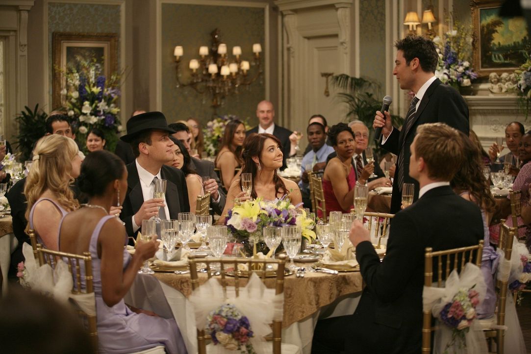 Die Hochzeitsparty ist im vollen Gange und alle amüsieren sich prächtig: Ted (Josh Radnor, 3.v.r.), Marshall (Jason Segel, 3.v.l.), Barney (Neil P... - Bildquelle: 20th Century Fox International Television