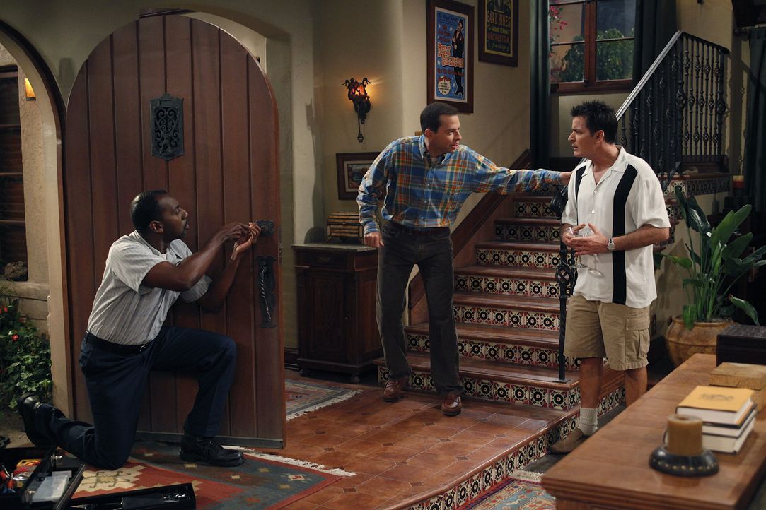 Um vor Alan (Jon Cryer, M.) Sicher zu sein, lässt Charlie (Charlie Sheen, r.) vom Schlüsseldienst (Rodney J. Hobbs, l.) das Türschloss auswechsel... - Bildquelle: Warner Brothers Entertainment Inc.