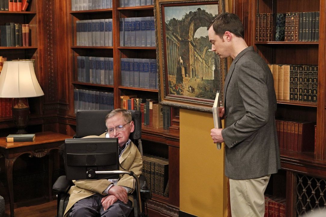Als Howard die Möglichkeit bekommt, mit Stephen Hawking (Stephen Hawking, l.) zu arbeiten, ist Sheldon (Jim Parsons, r.) bereit, alles zu tun, um ei... - Bildquelle: Warner Bros. Television
