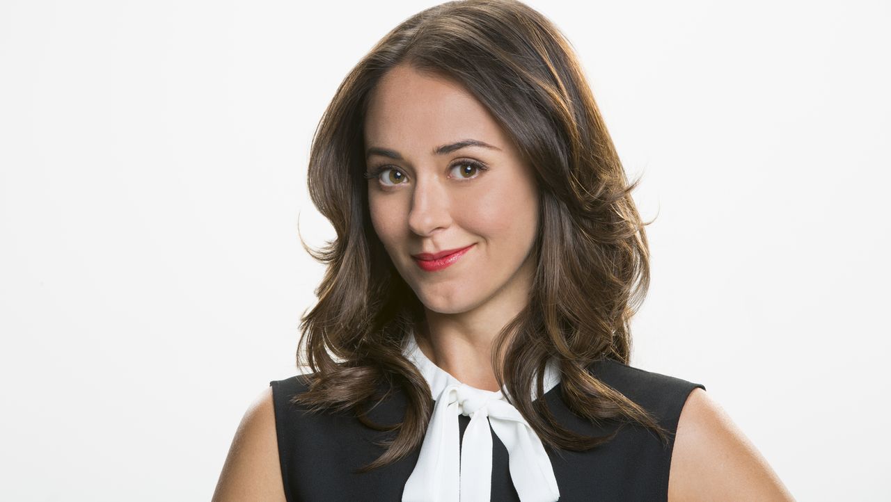 (1. Staffel) - Das Verhältnis zwischen Brooke (Susannah Fielding) und dem Outdoor Reporter ist nicht besonders einfach. Gelingt es den beiden trotzd... - Bildquelle: Cliff Lipson 2016 CBS Broadcasting, Inc. All Rights Reserved.