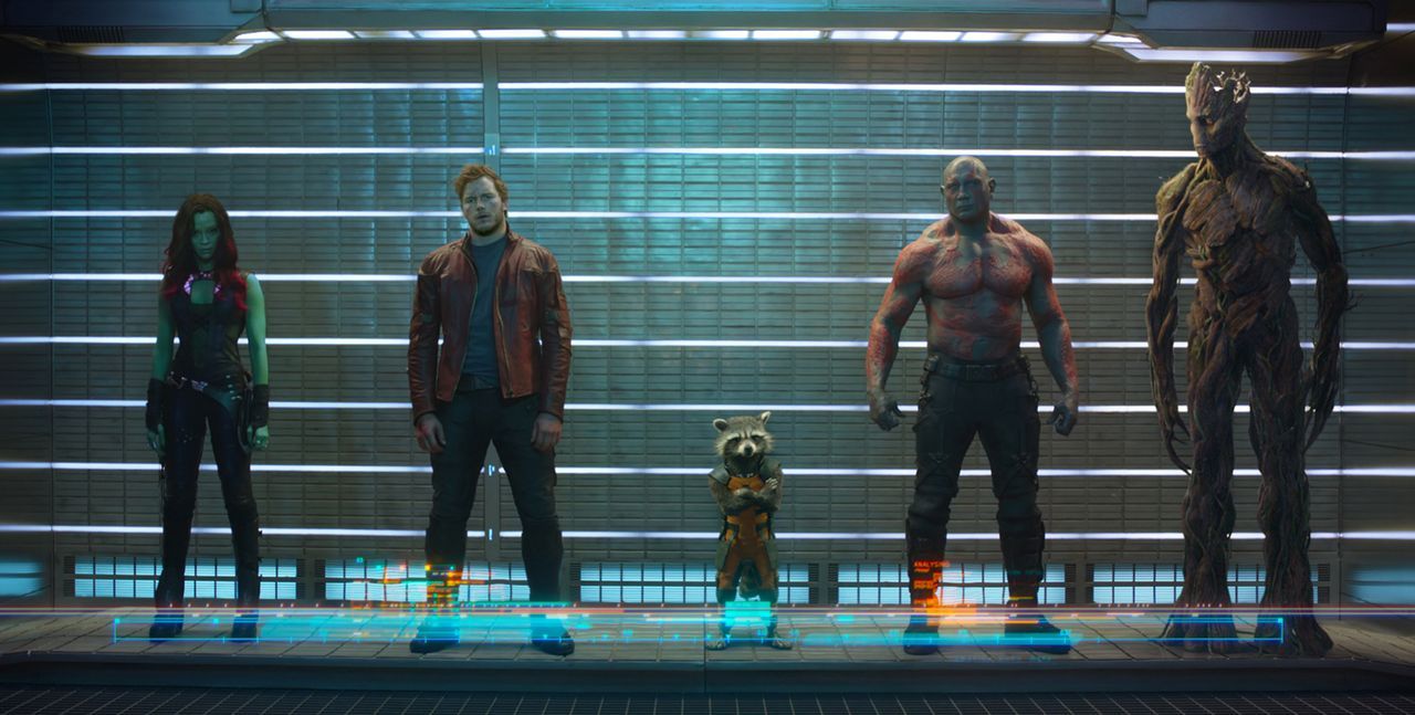 (v.l.n.r.) Gamora (Zoe Saldana); Peter Quill/Star-Lord (Chris Pratt); Rocket; Drax (Dave Bautista); Groot - Bildquelle: © Marvel 2014