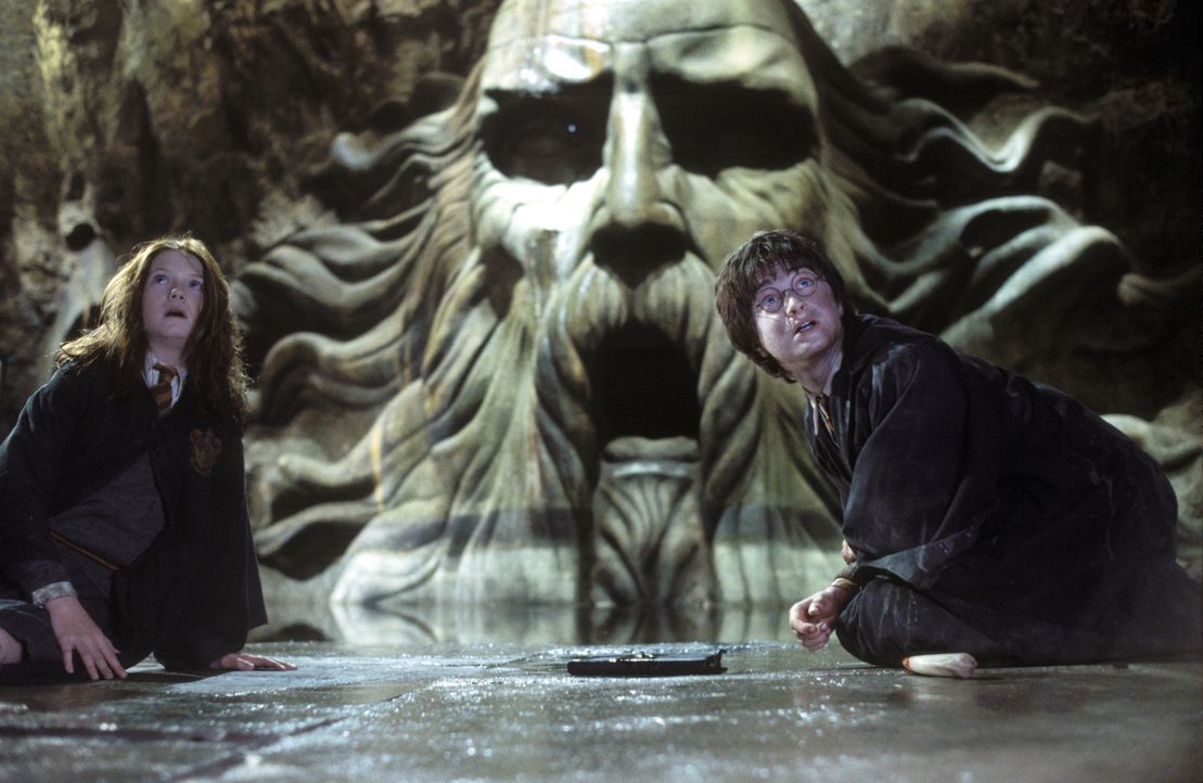 In der letzten Sekunde gelingt es Harry Potter (Daniel Radcliffe, r.), Ginny (Bonnie Wright), l.) aus größter Gefahr zu befreien ... - Bildquelle: Warner Bros. Pictures