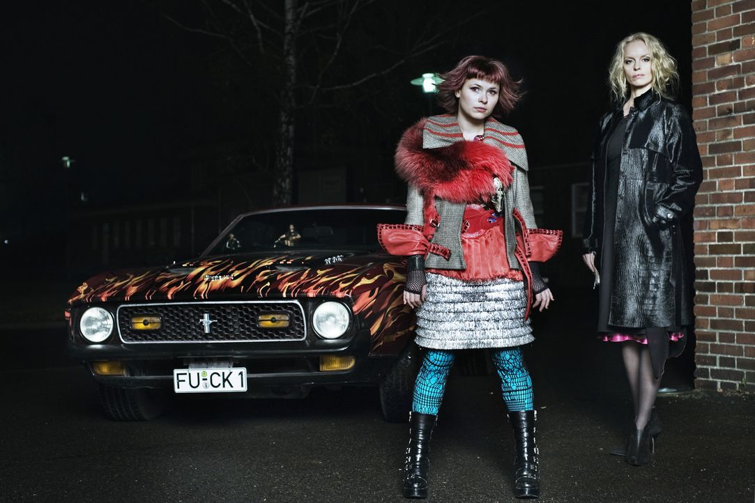 Anfang der 1990er geriet die durchgeknallte Nora (Anna Fischer, l.) während der Love Parade in den Bann von Vampirin Louise (Nina Hoss, r.). Nacht... - Bildquelle: 2010 Constantin Film Verleih GmbH.