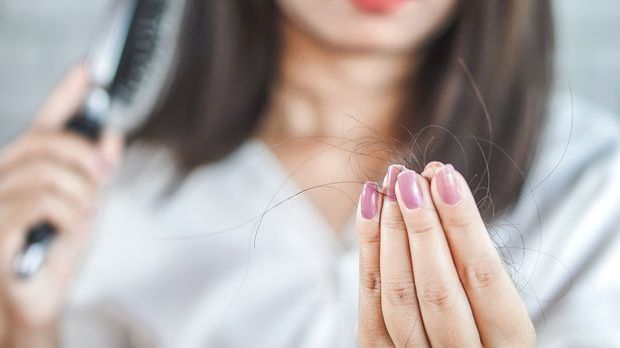 Was hilft bei Haarausfall? Mit unseren Expertentipps sorgst du für eine stark...