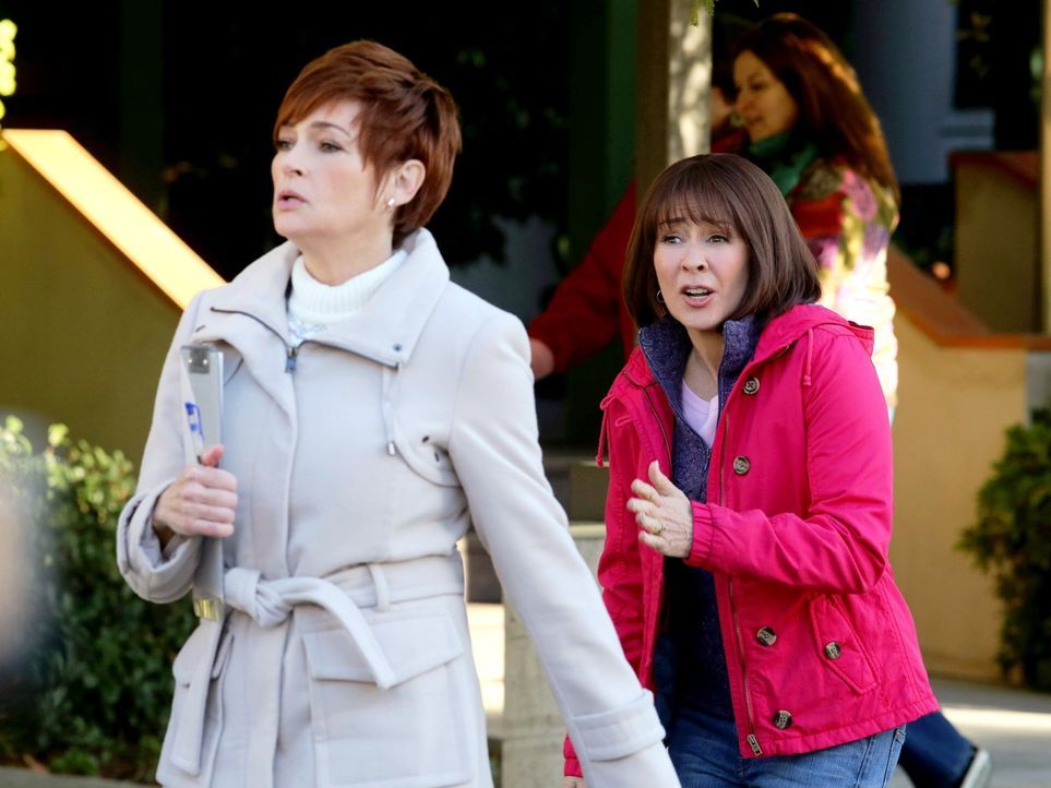 Als Frankie (Patricia Heaton, r.) erfährt, dass Brick eine Klassenfahrt nach Chicago machen wird, gerät sie in Panik. Denn Brick könnte auf der Reis... - Bildquelle: Warner Brothers