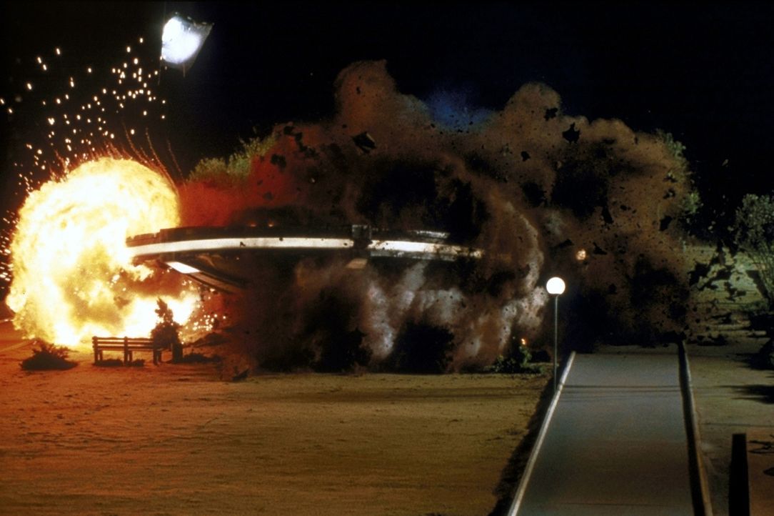 Der Welt droht tödliche Gefahr: Bösartige Aliens landen auf der Erde ... - Bildquelle: Columbia TriStar