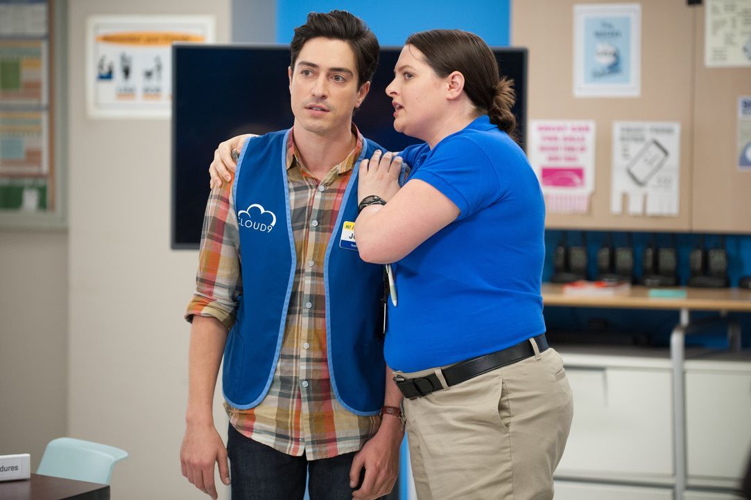 Dina (Lauren Ash, r.) nimmt Jonah (Ben Feldman, l.) in Schutz. Er ist verwirrt - ist er jetzt Täter oder Opfer? - Bildquelle: Colleen Hayes 2015 Universal Television LLC. ALL RIGHTS RESERVED. / Colleen Hayes