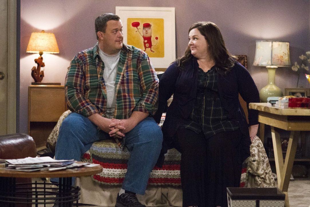 Molly (Melissa McCarthy, l.) glaubt, dass ihr Nachbar nichts Gutes im Schilde führt, während Mike (Billy Gardell, r.) einen Männer-Pokerabend plant... - Bildquelle: Warner Brothers