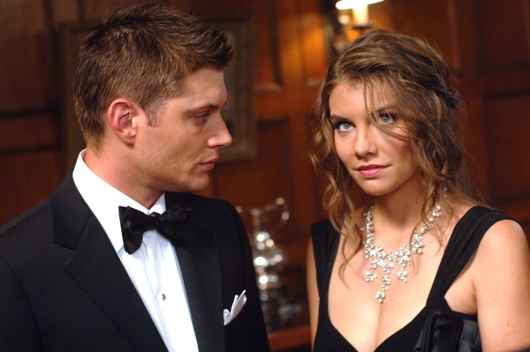 Bela (Lauren Cohan, r.) versucht Sam und Dean (Jensen Ackles, l.) beim Lösen ihres Falles zu helfen. Doch sie handelt nicht ganz uneigennützig ... - Bildquelle: Warner Bros. Television