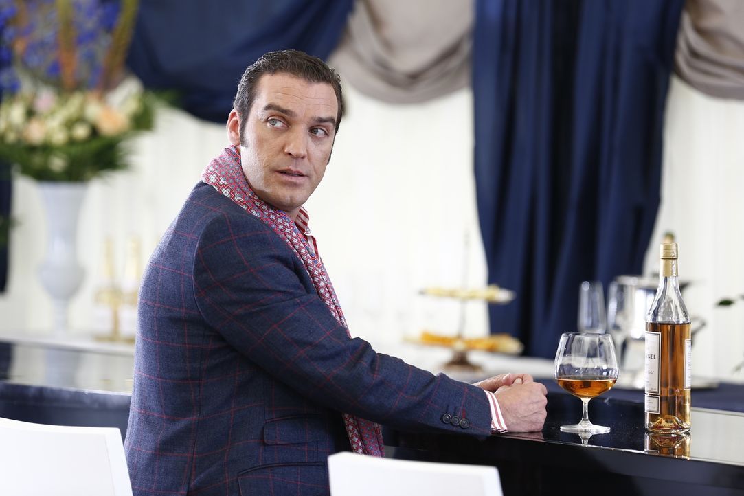 Königin Helena macht gemeinsame Sache mit Cyrus (Jake Maskall), um gegen König Simon zu arbeiten, während Prinzessin Eleanor von Jasper erpresst wir... - Bildquelle: Tim Whitby 2014 E! Entertainment Media LLC/Lions Gate Television Inc.