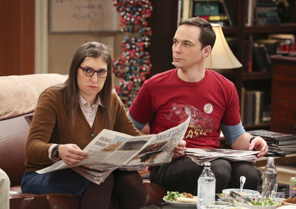Amy (Mayim Bialik, l.) gibt Sheldon (Jim Parsons, r.) den Tipp, sich neu auszurichten, als er einfach kein interessantes wissenschaftliches Thema zu... - Bildquelle: Warner Bros. Television