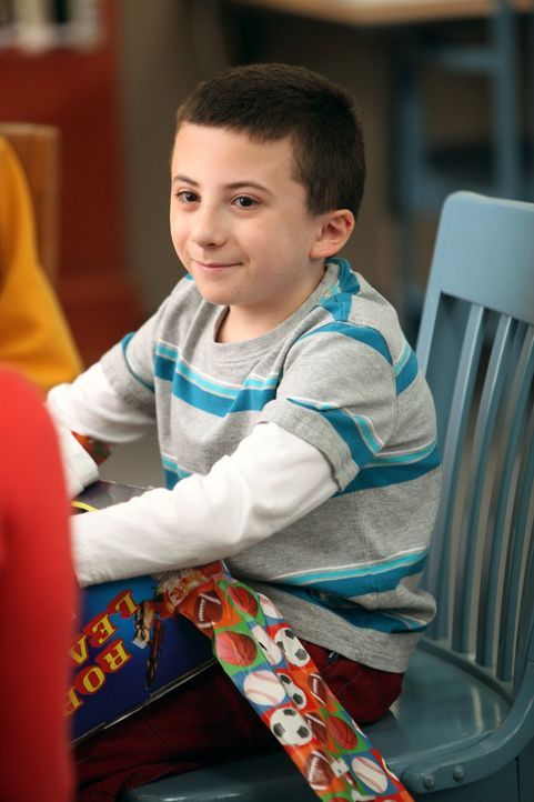 Zum Geburtstag wünscht sich Brick (Atticus Shaffer), dass seine Eltern ihm endlich die wahre Geschichte seiner Geburt erzählen, das war bis jetzt nä... - Bildquelle: Warner Brothers