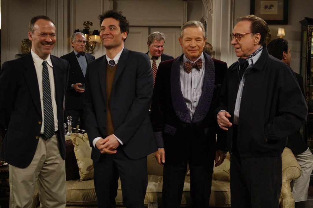 Während sich Ted (Josh Radnor, 2.v.l.) unter Will Shortz (Will Shortz, l.), Michael York (Jefferson Van Smoot, 2.v.r.) und Peter Bogdanovich (Peter... - Bildquelle: 20th Century Fox International Television