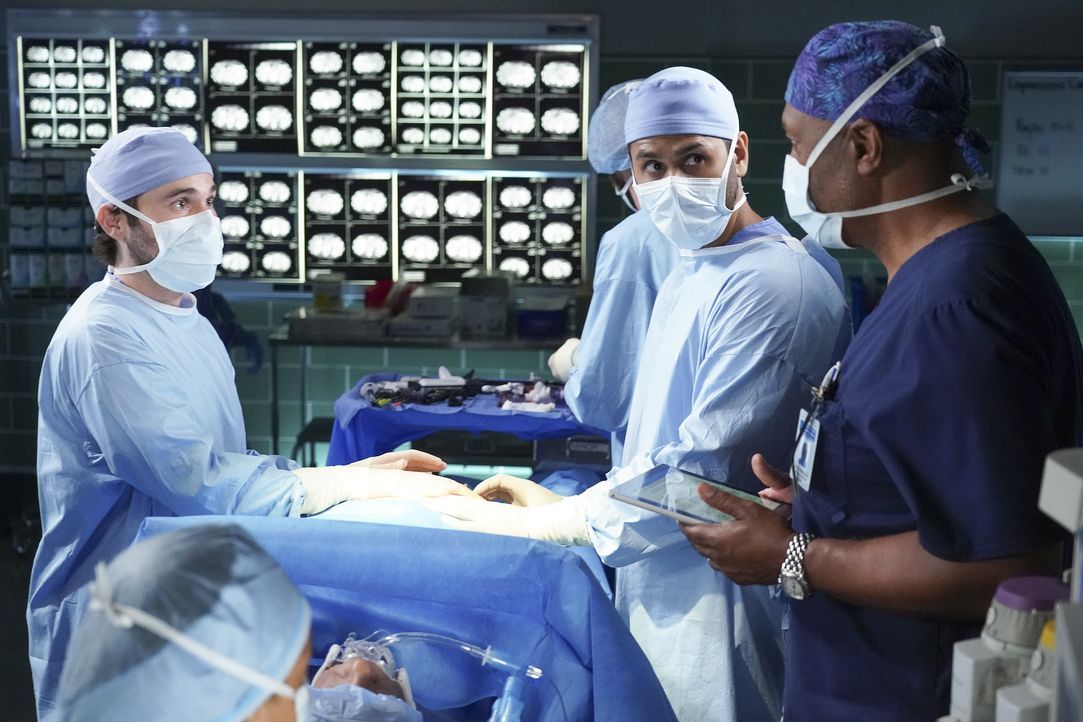 (v.l.n.r.) Dr. Levi Schmitt (Jake Borelli); Dr. Atticus Lincoln (Chris Carmack); Dr. Richard Webber (James Pickens jr.) - Bildquelle: 2021 American Broadcasting Companies, Inc. All rights reserved.