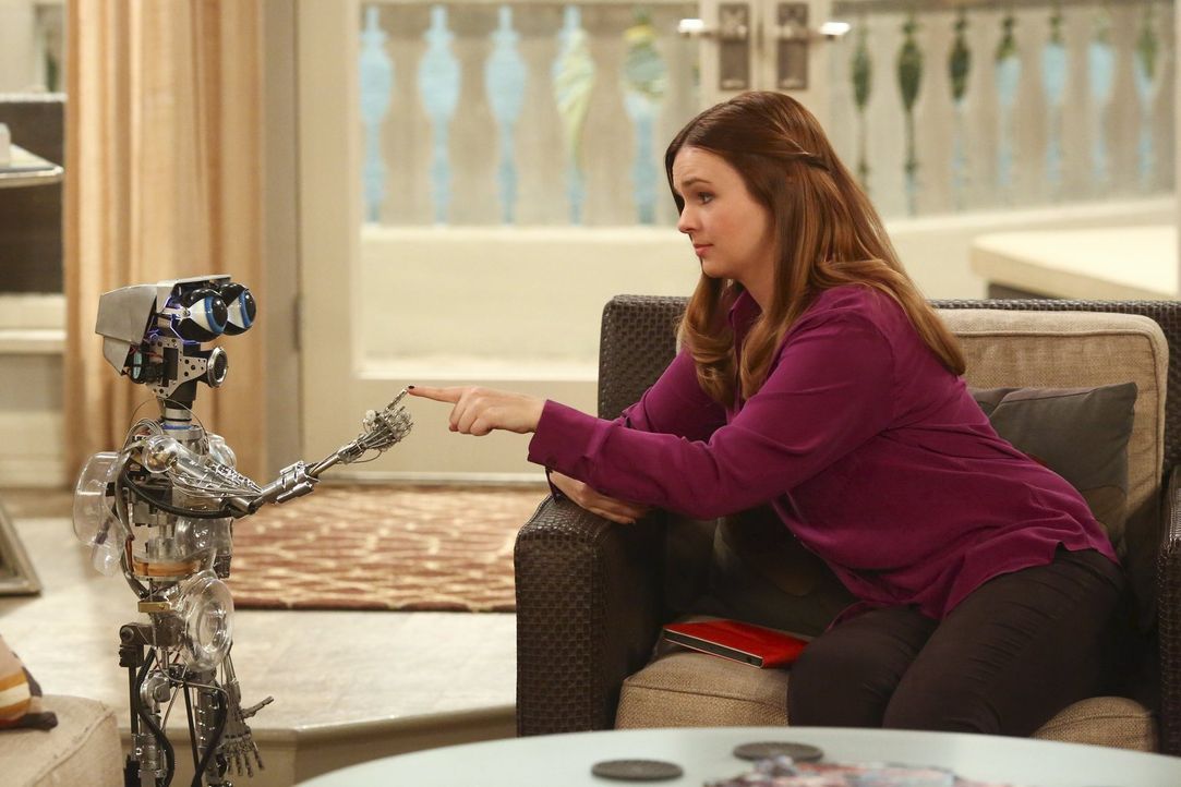 Two and a half men: Ist der süße Roboter die noch fehlende Hälfte? Jenny (Amber Tamblyn) versteht sich jedenfalls sehr gut mit ihm ... - Bildquelle: Warner Brothers Entertainment Inc.