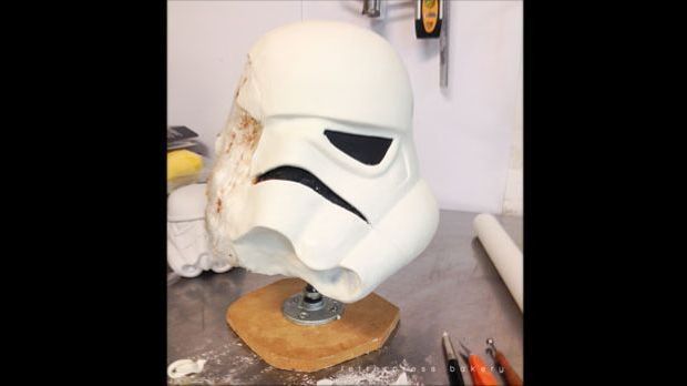 Die Stormtrooper-Maske des Homer-Simpson-Stormtrooper-Kuchens in Arbeit