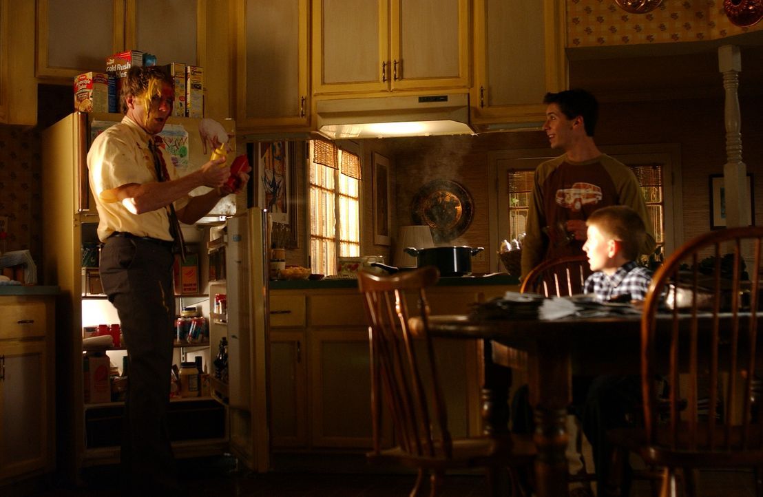 Dewey (Erik Per Sullivan, r.) und Reese (Justin Berfield, M.) haben ziemlich viel Spaß mit ihrem Vater Hal (Bryan Cranston, l.) ... - Bildquelle: TM &   2005 - 2006 Twentieth Century Fox Film Corporation and Regency Entertainment (USA), Inc.