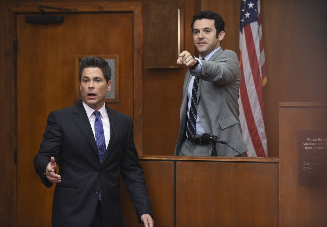 Dean (Rob Lowe, l.) und Stewart (Fred Savage, r.) müssen sich zusammenraufen, wenn sie durch den Amtsmissbrauch-Prozess nicht alles verlieren wollen... - Bildquelle: 2015-2016 Fox and its related entities.  All rights reserved.