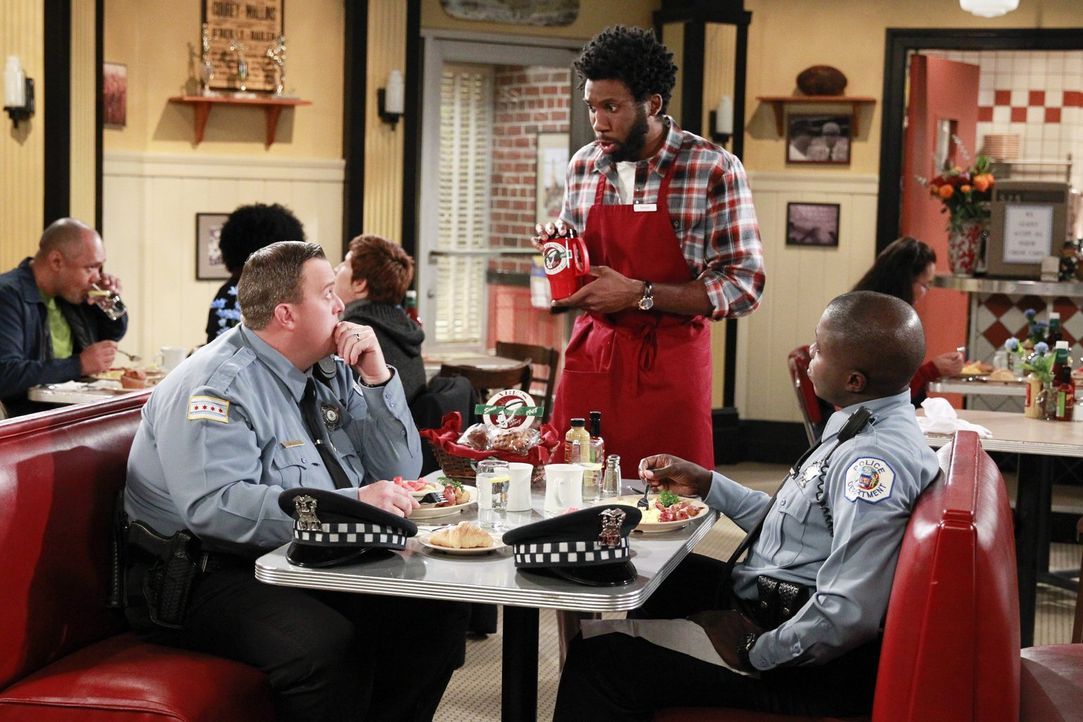 Nachdem Mike (Billy Gardell, l.) Joyce verhaftet hat, bekommt er den Rat von Carl (Reno Wilson, r.) und Samuel (Nyambi Nyambi, M.), sich bei ihr zu... - Bildquelle: Warner Brothers