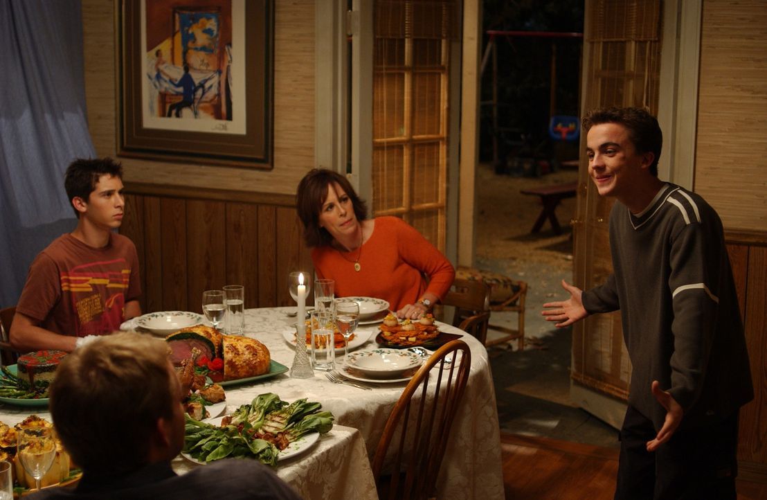 Lois (Jane Kaczmarek, M.) und Reese (Justin Berfield, l.) sind entsetzt, als sie Malcolm (Frankie Muniz, r.) völlig betrunken sehen ... - Bildquelle: TM +   2000 Twentieth Century Fox Film Corporation. All Rights Reserved.