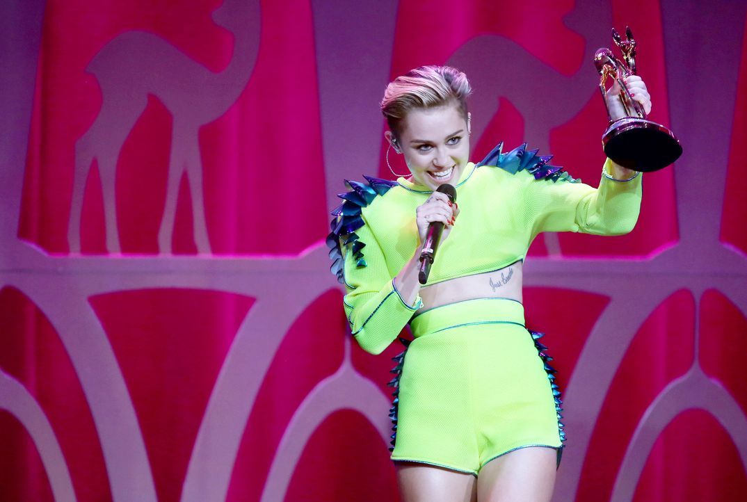 Bambi-Miley-Cyrus-13-11-14-dpa - Bildquelle: dpa