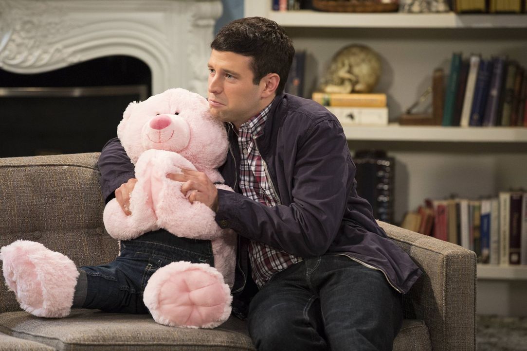 Danny findet den Teddybären zwar schrecklich, doch Justin (Brent Morin) liebt ihn ... - Bildquelle: Warner Brothers