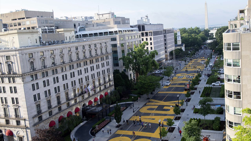 Überdimensionaler Schriftzug auf einer Straße in Washington D.C. - Bildquelle: picture alliance / AP Images