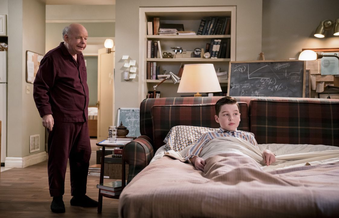 Dr. John Sturgis (Wallace Shawn, l.); Sheldon Cooper (Iain Armitage, r.) - Bildquelle: Michael Desmond 2018 WBEI. All rights reserved. / Michael Desmond