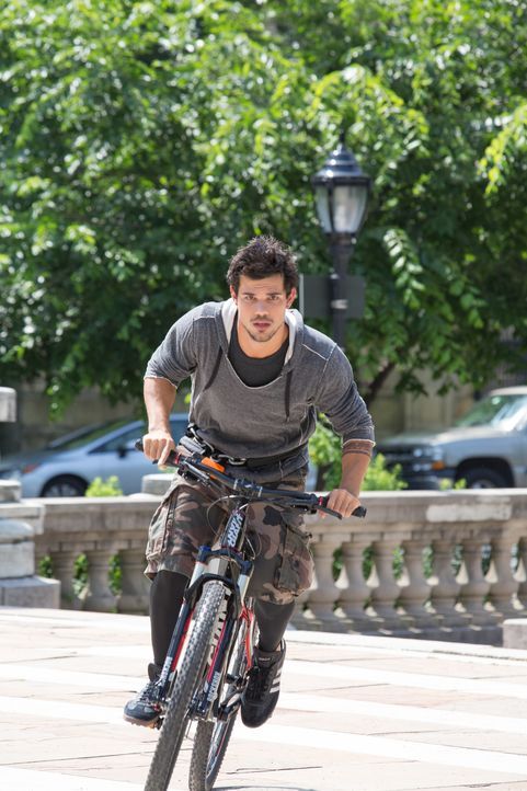 Cam (Taylor Lautner) - der schnellste Typ auf zwei Rädern, den New York zu bieten hat - will es nicht bei seinem Fahrradkurier-Dasein belassen, sond... - Bildquelle: David Dougan 2013 Melbarken Inc