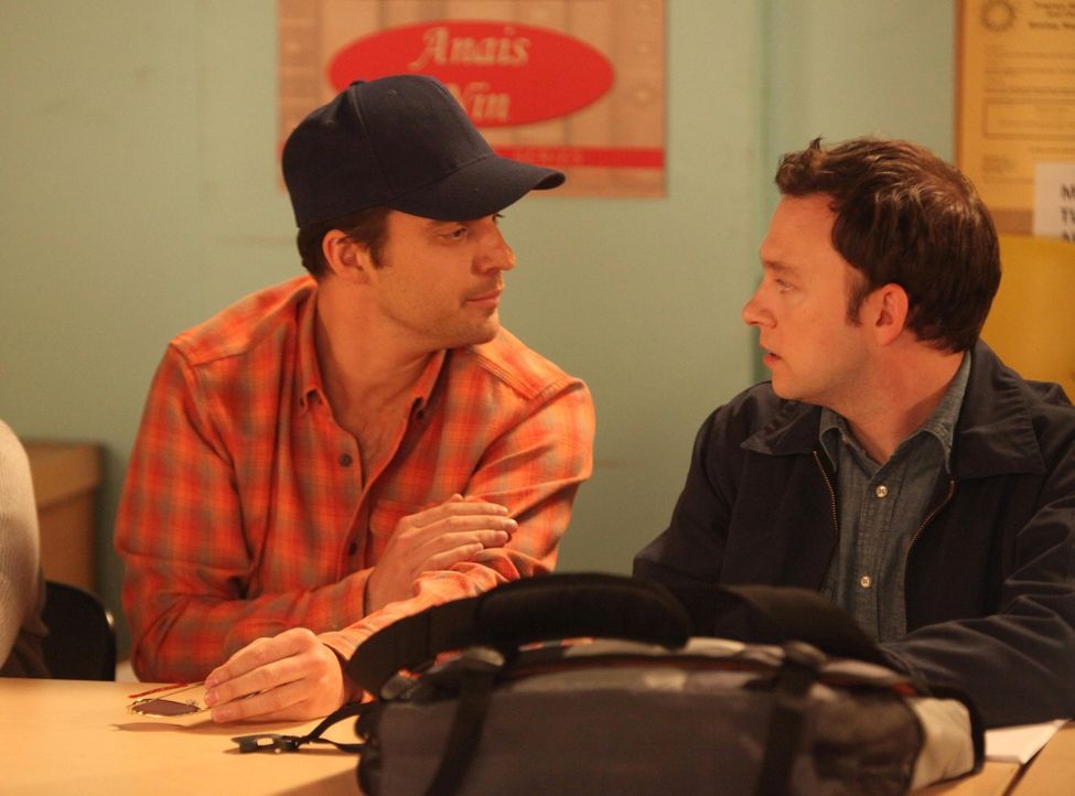 Nick (Jake Johnson, l.) ist der Meinung, dass Edgar (Nathan Corddry, r.), einer von Jess' Schülern, ein Psychopath ist, und schleust sich deshalb in... - Bildquelle: 2012 Twentieth Century Fox Film Corporation. All rights reserved.