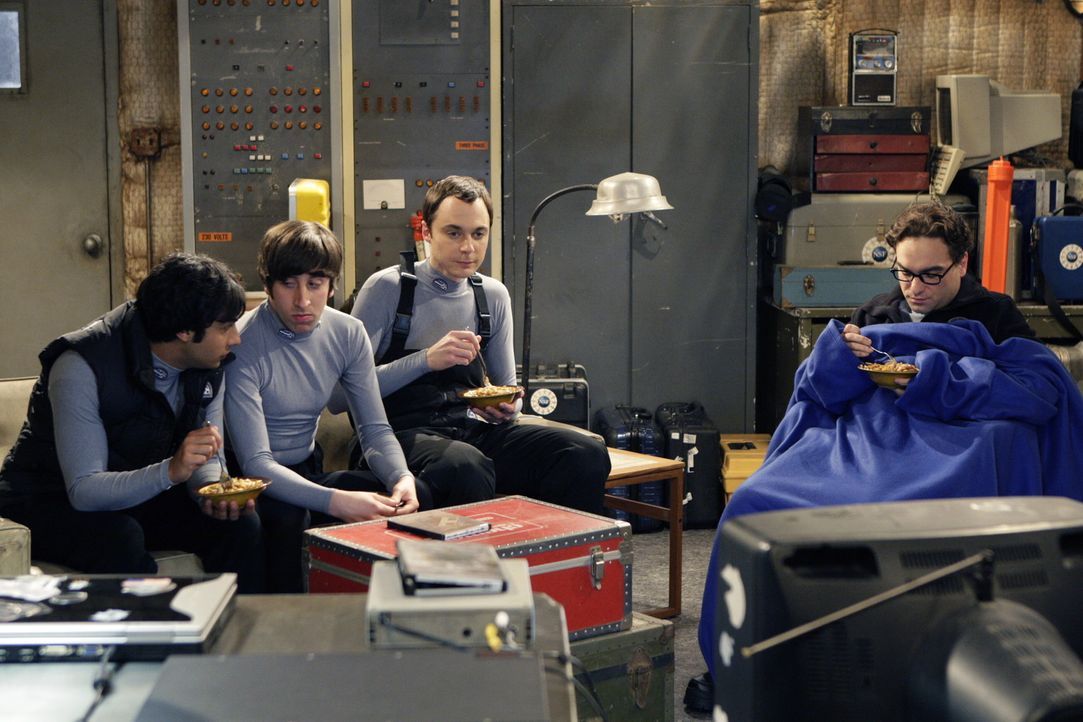 Während Sheldon (Jim Parsons, 2.v.r.) noch damit hadert, ob er tatsächlich seine gewohnte Umgebung verlassen soll, freuen sich Leonard (Johnny Gal... - Bildquelle: Warner Bros. Television