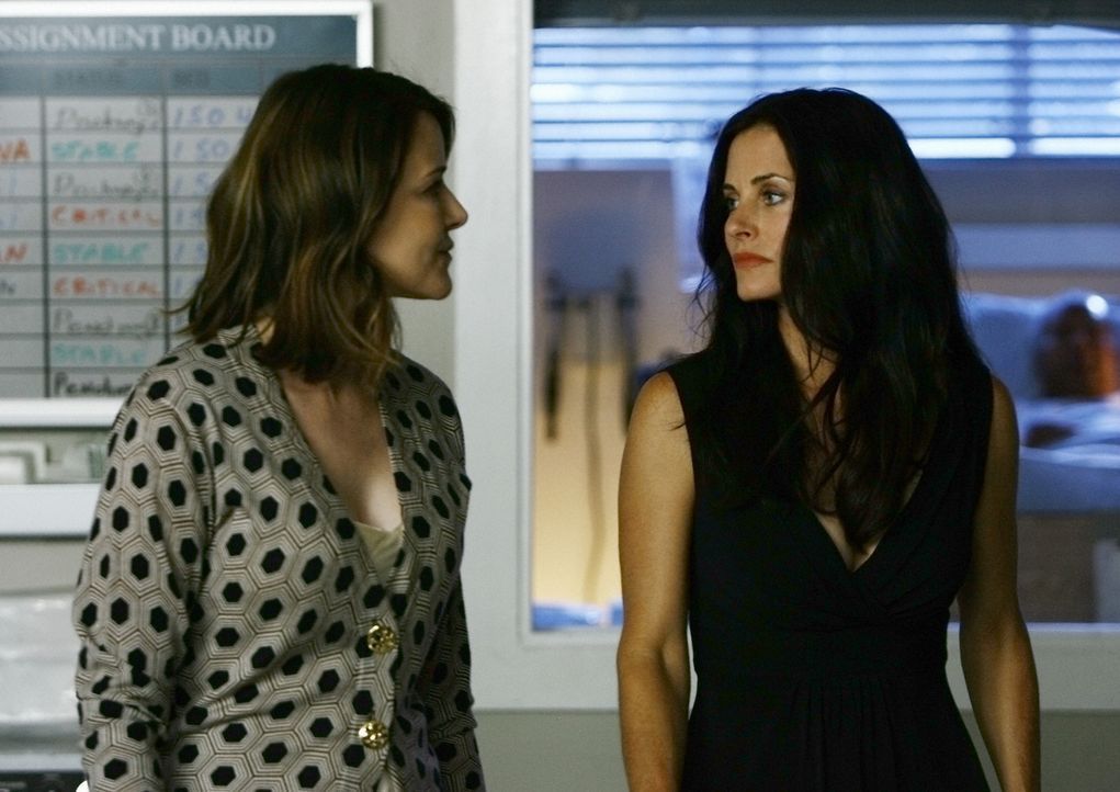 Jordan (Christa Miller, l.) steht unter ständiger Beobachtung von Dr. Maddox (Courteney Cox, r.). Wie wird sie damit umgehen? - Bildquelle: Touchstone Television