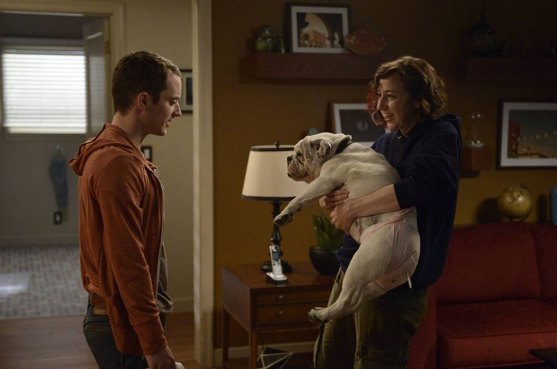 Um zu verhindern, dass Anne (Kristen Schaal, r.) auszieht, erlaubt Ryan (Elijah Wood, l.) ihr, einen Hund mit nach Hause zu bringen. Eine folgenschw... - Bildquelle: 2013 Bluebush Productions, LLC. All rights reserved.