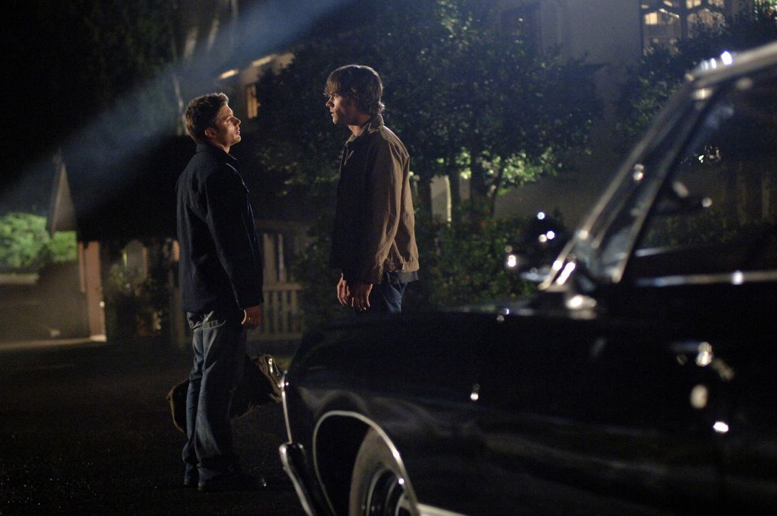 Um den Hakenmann zu besiegen, müssen Sam (Jared Padalecki, r.) und Dean (Jensen Ackles, l.) die Knochen des Geistes finden und vernichten. Es gibt... - Bildquelle: Warner Bros. Television