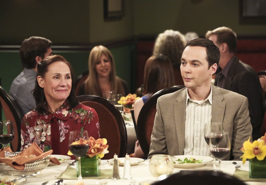 Sheldons (Jim Parsons, r.) Mutter Mary (Laurie Metcalf, l.) freut sich sehr darüber, dass Leonard und Penny sie bei ihrer zweiten Hochzeit dabei hab... - Bildquelle: 2016 Warner Brothers