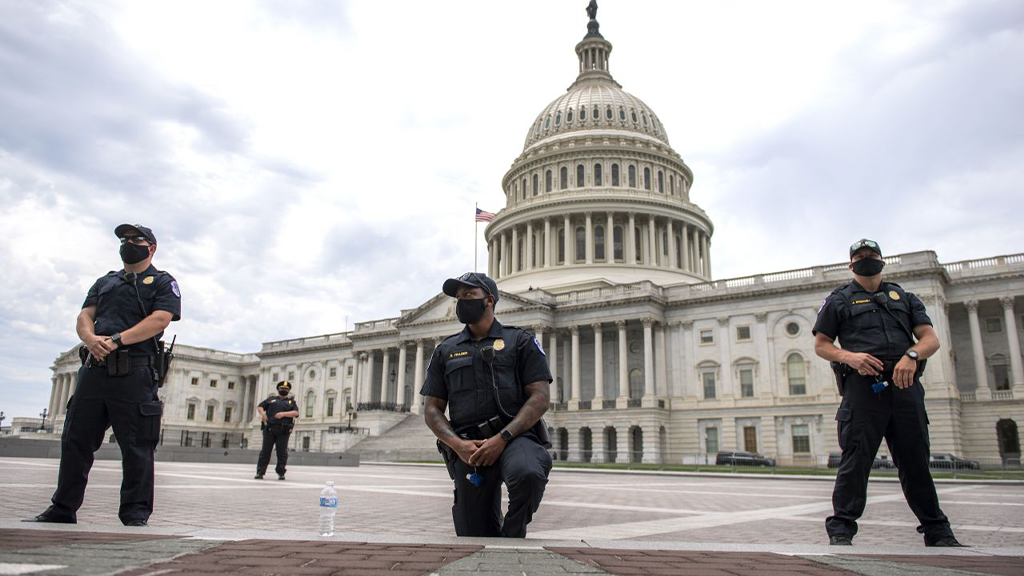 Polizisten in den USA solidarisierten sich mit den Demonstranten und machten den Kniefall. - Bildquelle: picture alliance / newscom